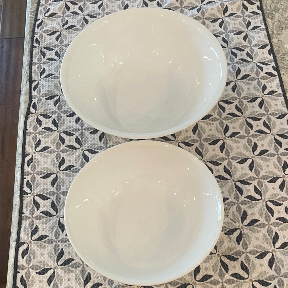 Corelle - 2 Classic White Serving Bowls 1 quart and 2 quart